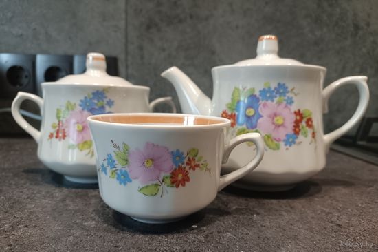 Сервиз для чая, сахарница, заварник и кружка