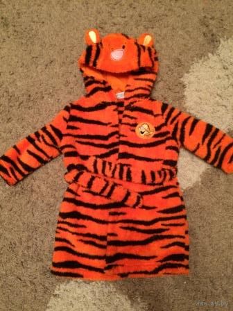 Классный халатик Disney на Вашего маленького тигренка 3-6 месяцев(68см). Ну ооочень замечательный халатик. Длина 45 см, на талии есть резиночка.