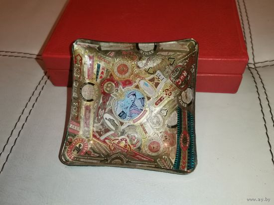 Винтажная пепельница с этикетками брендов от сигар и сигарет, залитая огнестойким лаком, размер 9*9 см.