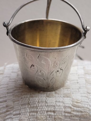 Ситечко-ведерко для чая с цветочным рисунком. Серебро с золочением.