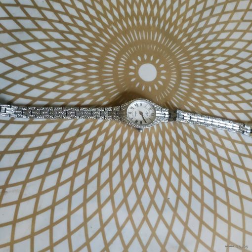 Часы наручные с браслетом ЛУЧ , тикают. Состояние на скане.