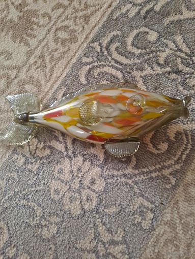Стеклянная фигура рыбы