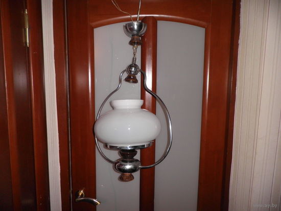 Люстра потолочная на одну лампочку родом из СССР.С рубля.