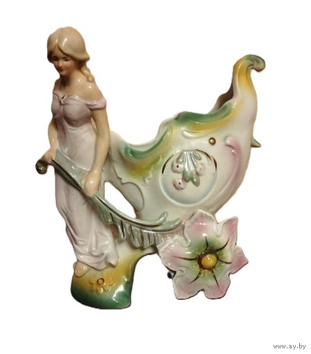 Девушка на ладье. Фарфор. Компания Carl Schneider Erben, Грэфенталь, Германия.