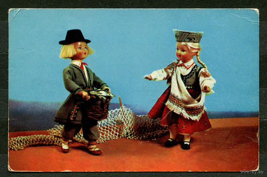 Куклы в латвийский национальных костюмах. Худ. Е. Аскинази. 1967