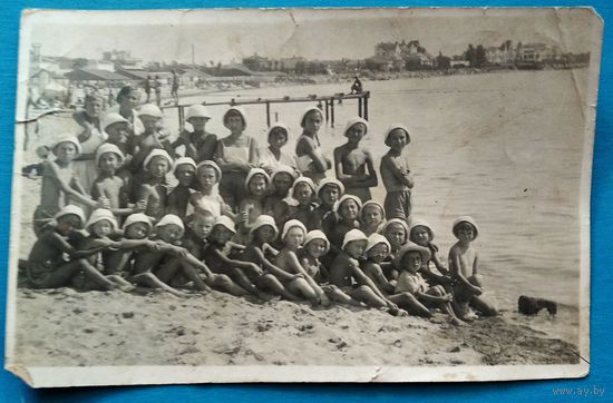 Фото группы детей на пляже. 1930-е? 9х13 см.