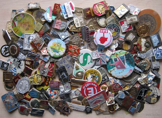 Значки с дефектами, части значков, лом, на опыты или на запчасти 150 шт. +