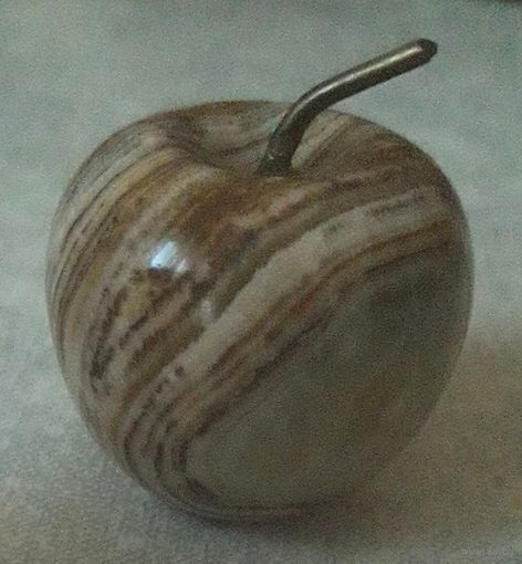 ЯБЛОКО (d-35мм, h-30мм, какой-то тяжелый камень?).