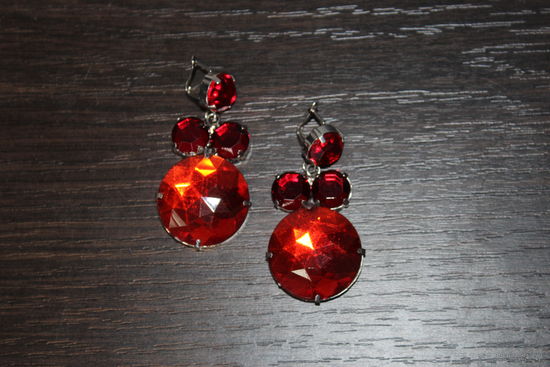 Пластиковые серьги.