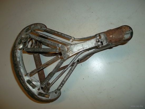 Часть сиденья  старого велосипеда