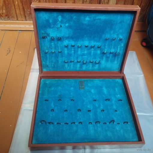 Коробка для хранения столовых приборов из СССР с значком олимпиады