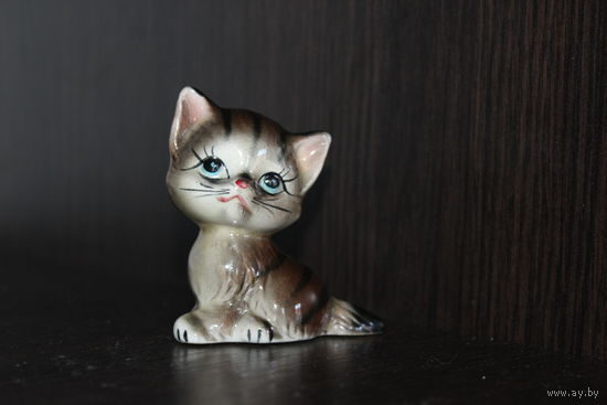 Фарфоровая, декоративная статуэтка "Котенок".