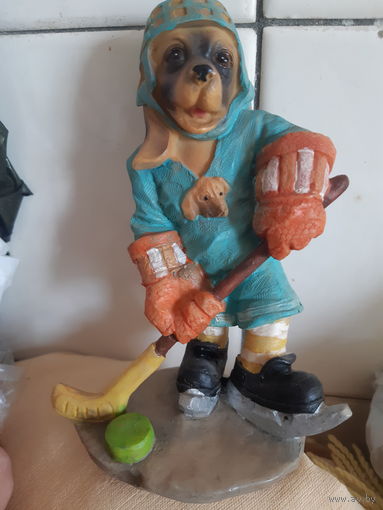 Собака хоккеист. Статуэтка.