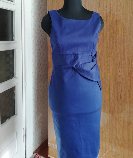 Красивое платье из хорошей натуральной ткани лазурного цвета, на подкладке, со шлицей, оригинальной отделкой на боку. Преобразит фигуру в люкс.Румыния.Размер 44-46, может 42-но свободно ляжет.