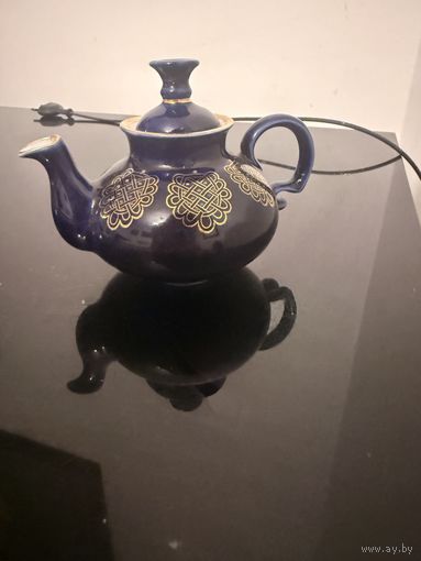 Миниатюрный чайник для зaваpки, фaрфор, кобaльт, ручнaя роспиcь золoтом.