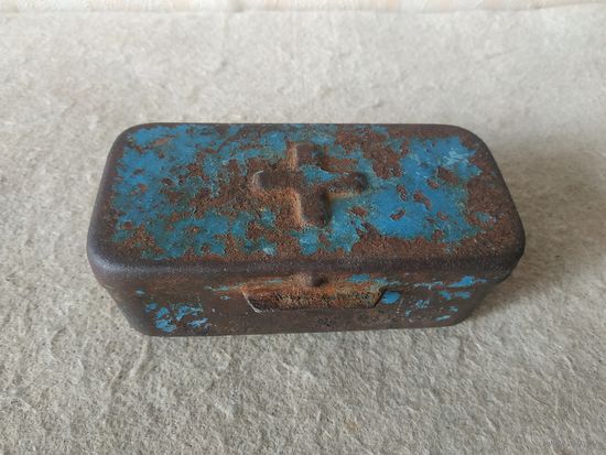 Старая металлическая аптечка для автотракторной техники. СССР, вторая половина прошлого века.(2).