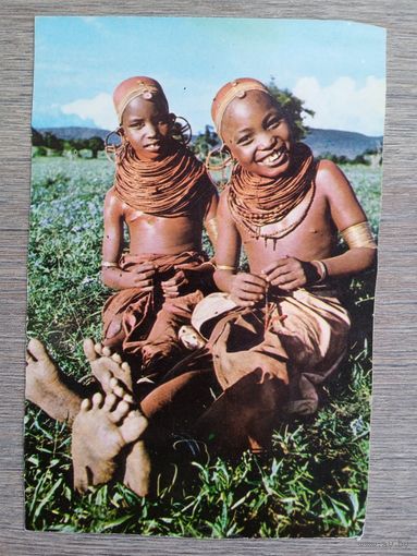 Этнография. Кения. Девушки в хорошем настроении