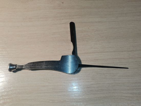 Приспособление для чистки трубок и трамбования табака.