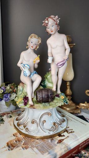 АВТОРСКАЯ СТАТУЭТКА выполненная скульптором "Пара наливает воду" Capodimonte Италия