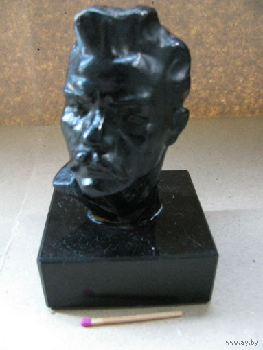 Бюст. Максим Горький