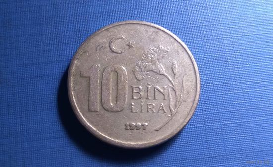 10000 лир 1997. Надпись на гурте TURKIYE CUMHURIYETI. Турция.