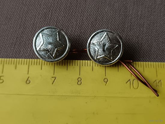 Два гузікі з вусікамі з фуражкі адным лотам, кр-86 к-37 (3658)