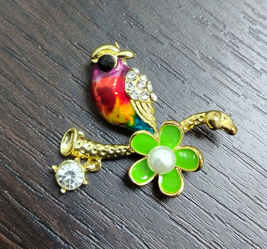 Брошь  в виде красочной птички со стразами .