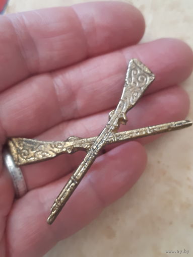 Брошь накладка охотника бронза в виде ружья винтаж