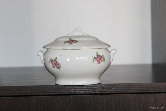 Фарфоровая соусница с крышкой, клеймо, из СССР.