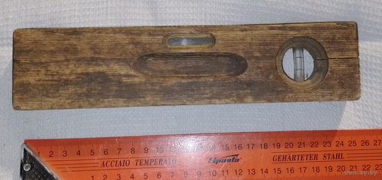 Старенький деревянный уровень