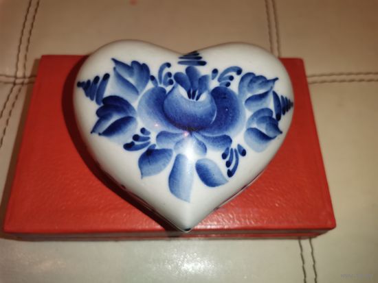 Фарфоровая шкатулка "Гжель", в форме сердца, размер 10.5*9 см., без сколов и трещин.