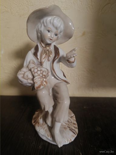 Фарфоровая статуэтка Мальчик с корзиной Статуэтка из СССР