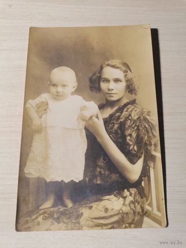 Фотография женщины с ребёнком , 1920-30-е годы,  размер 14*9 см.