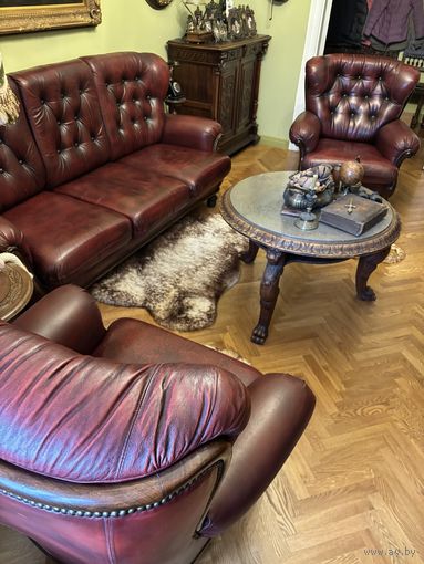 Старинный комплект кожаной мебели В стиле Честерфилд