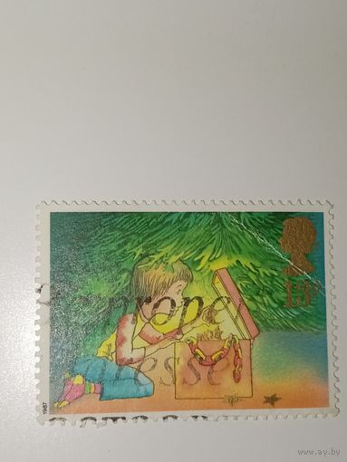 Великобритания 1987 Ребенок, украшающий рождественскую елку.