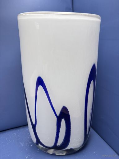 Винтажная ваза бело синее стекло