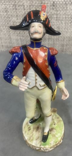 Фарфоровая статуэтка Mre Imp le de Sеvres Офицер Франция 1852-1870 год. Высота 15 см