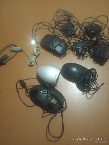 Лот по электронке. Всякая мелочь, зарядки,мышки, камера.