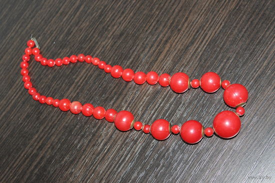 Пластиковые красные бусы, из СССР, длина 54,5 см.