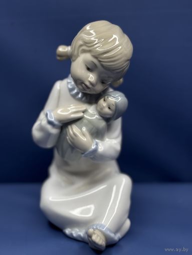 Статуэтка "Девушка с куклой", фарфор, роспись, NAO Porcelain, Испания, 1970-2000 гг.