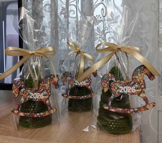 Свеча из зеленой вощины Новогодняя елка