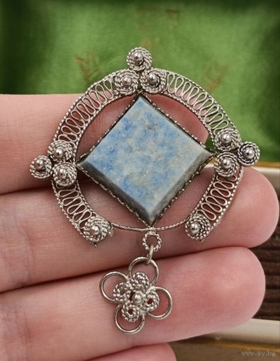 Винтажная брошь Филигрань с камнем.