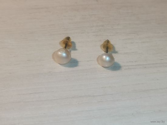 Серьги из твёрдого материала, похожего на жемчуг.