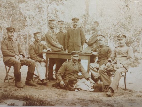 Фото ПМВ  Гусар и кавалеристы отдыхают после боя.Оригинал