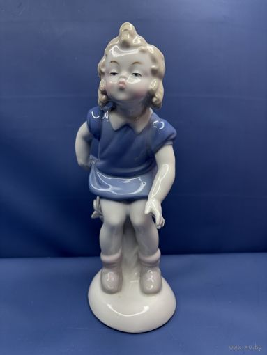 Статуэтка Девочка на пне целует   , фарфор, роспись,1949–1951гг.  Винтажная немецкая статуэтка
