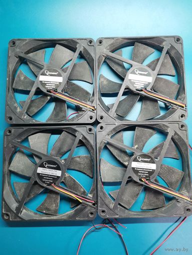 Вентилятор  4 шт. одним лотом.