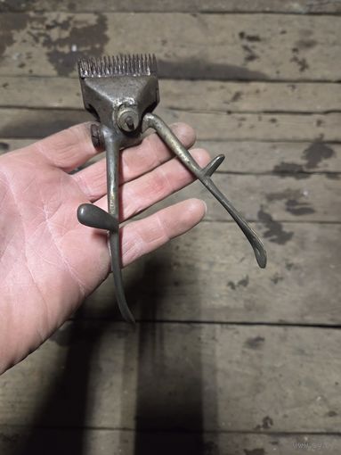 Старая механическая машинка для стрижки волос