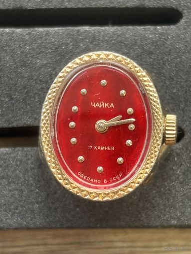 Часы-перстень механические с красным циферблатом, металл, позолота, Ювелирный завод "Чайка", СССР, 1970-1980 гг.