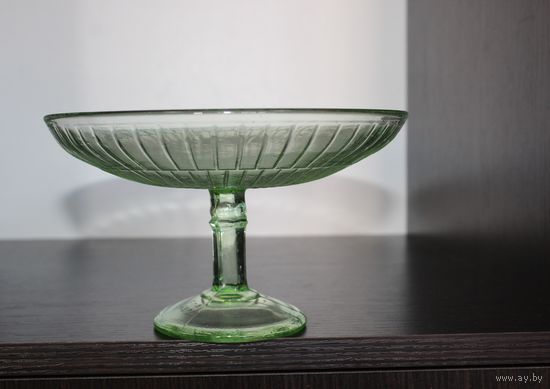 Стеклянная конфетница, из СССР, высота 11 см., диаметр 18,5 см., дефекты не обнаружены.
