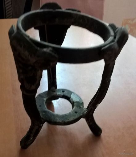 Металлическая подставка для вазы.